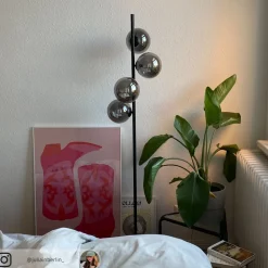 Neptun gulvlampe med røgglaskugler, sort