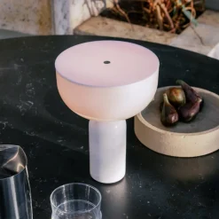 New Works Kizu genopladelig bordlampe hvid