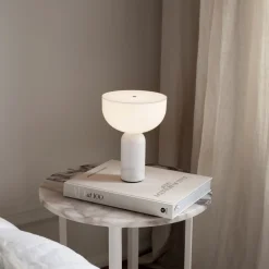 New Works Kizu genopladelig bordlampe hvid