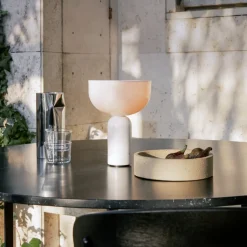 New Works Kizu genopladelig bordlampe hvid