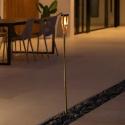 Newgarden Hiama LED solcelle-havelampe lavet af bambus