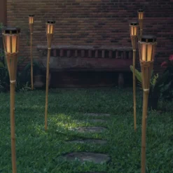 Newgarden Hiama LED solcelle-havelampe lavet af bambus