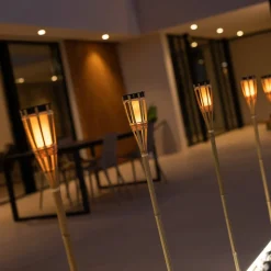 Newgarden Hiama LED solcelle-havelampe lavet af bambus