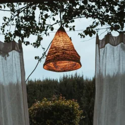 Newgarden pendellampe Maro, natur, tang, Ø 30 cm, IP44