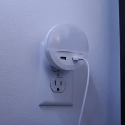 OSRAM LED-stikkontaktnattelys LUNETTA USB, hvid, Ø 9 cm