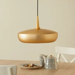 Pendellampe Clava Dine med messingfarvet skærm