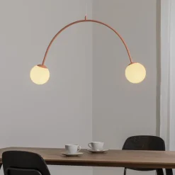 Pendellampe Una 2, metal, glas, 2 lyskilder, koralrød