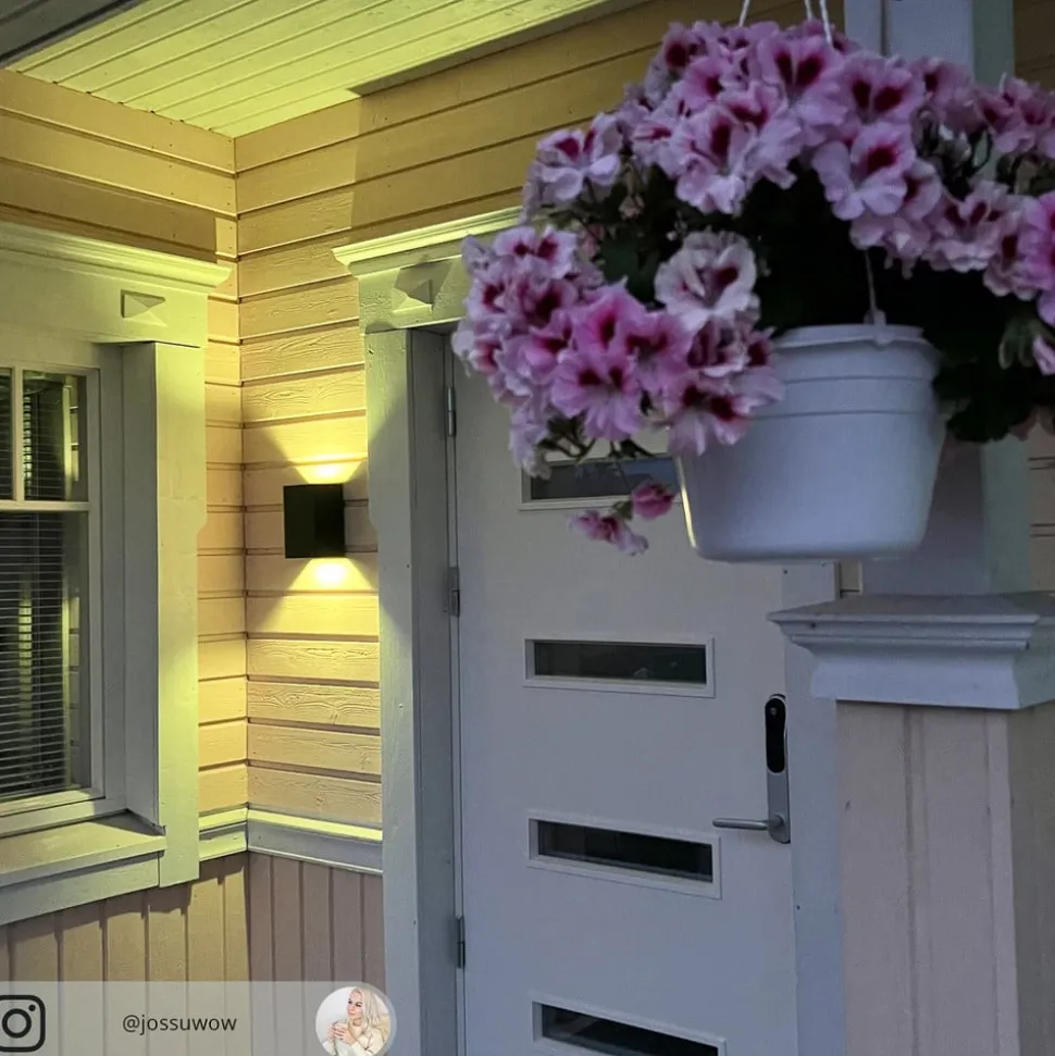 Philips Hue Resonate udendørs LED-væglampe, RGBW, sort