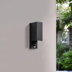 Prios udendørs væglampe Tetje, sort, kantet, sensor