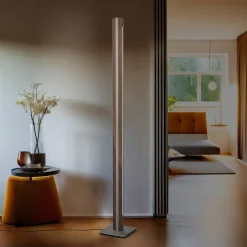 Quitani Elis LED-gulvlampe, valnød/nikkel