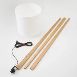 Quitani gulvlampe Nida, træramme, hvid skærm