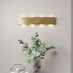 Quitani LED-væglampe Maja, guld antik, bredde 54 cm