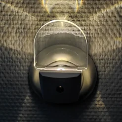 Slim LED-natlampe til stikkontakt, med sensor