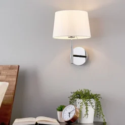 Smuk væglampe Dorothea med hvid stofskærm