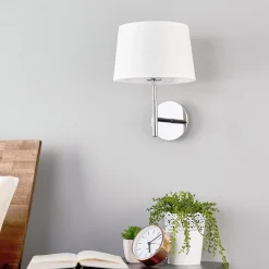 Smuk væglampe Dorothea med hvid stofskærm