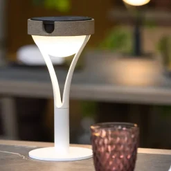 Tyble LED solcellebordlampe, hvid/teak, 2.700 K, 200 lm