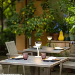 Tyble LED solcellebordlampe, hvid/teak, 2.700 K, 200 lm