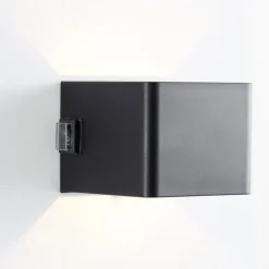 Udendørs væglampe Iseo, sort, bredde 10 cm, sensor