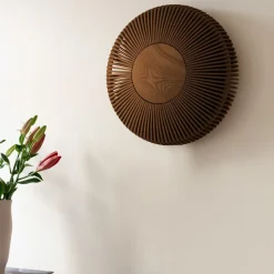 UMAGE Clava up væglampe, Ø 49 cm, mørkt træ