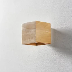 Væglampe Ara som terning i træ