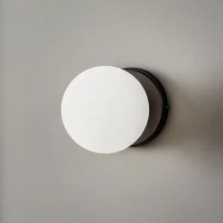 Væglampe Kiba, sort/guld, lampeskærm af glaskugle