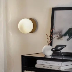 Væglampe Minerva K1 med sort metalramme