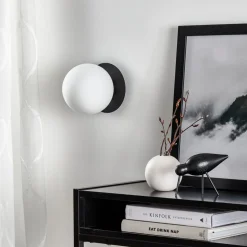 Væglampe Minerva K1 med sort metalramme