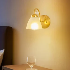 Væglampe Miranda med glasskærm, messing