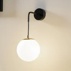 Væglampe Ognis K1 med kugleformet skærm, sort/guld