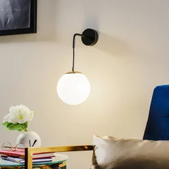 Væglampe Ognis K1 med kugleformet skærm, sort/guld