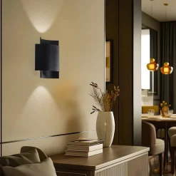 Væglampe Pako af to stålplader i sort