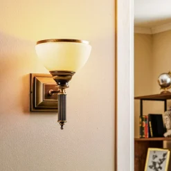 Væglampe Petro, antik med glasskærm