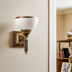 Væglampe Petro, antik med glasskærm