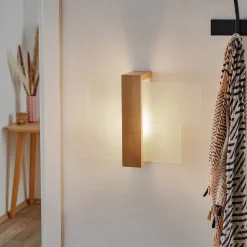 Væglampe Shifted 1, glas og lyst træ