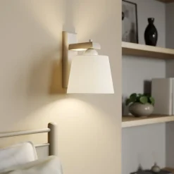 Væglampe Sweden med træstel, antik hvid