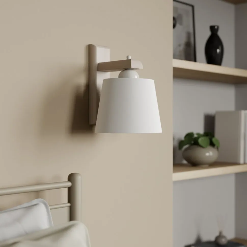 Væglampe Sweden med træstel, antik hvid