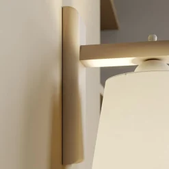 Væglampe Sweden med træstel, antik hvid