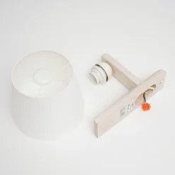 Væglampe Sweden med træstel, antik hvid