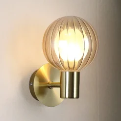 Væglampe til badeværelset Lumisphere, creme-/messingfarvet, højde 12 cm