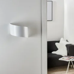 Væglampe Vero i hvidlakeret stål