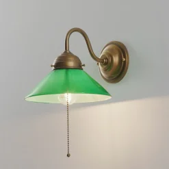 Væglampen KONRAD med grøn lampeskærm