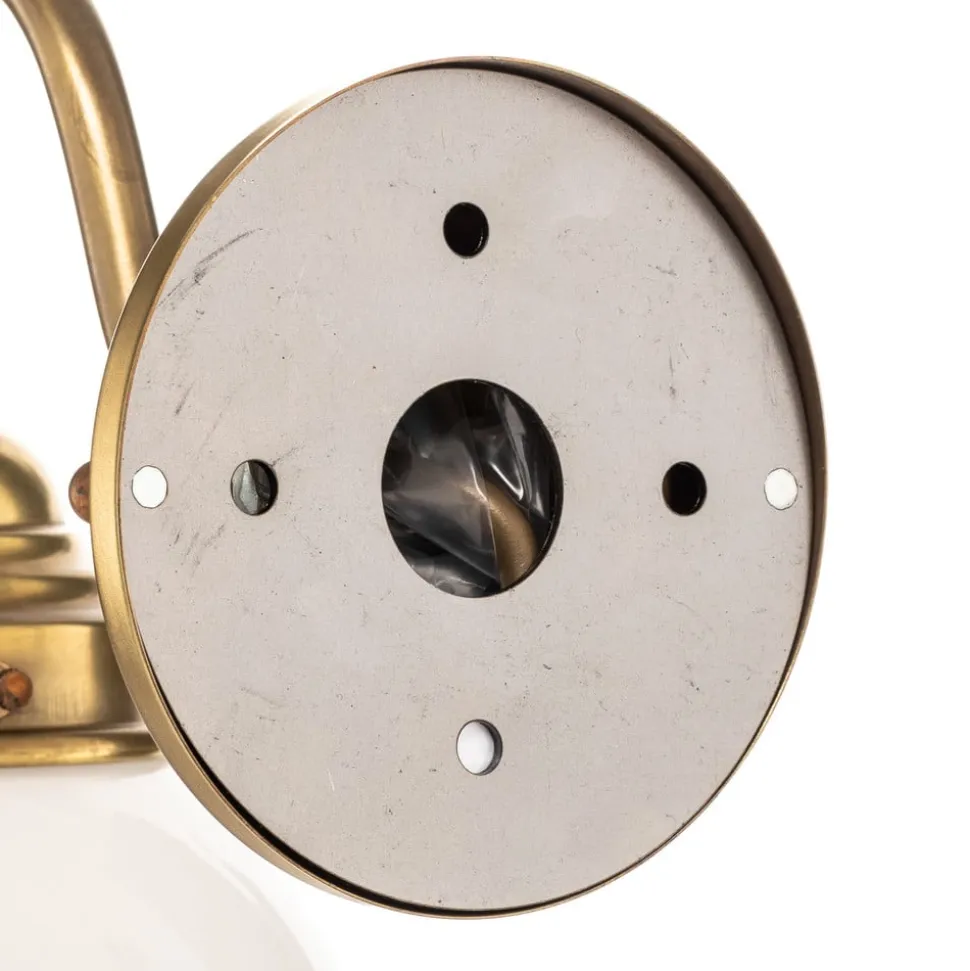 Væglampen Larry af messing