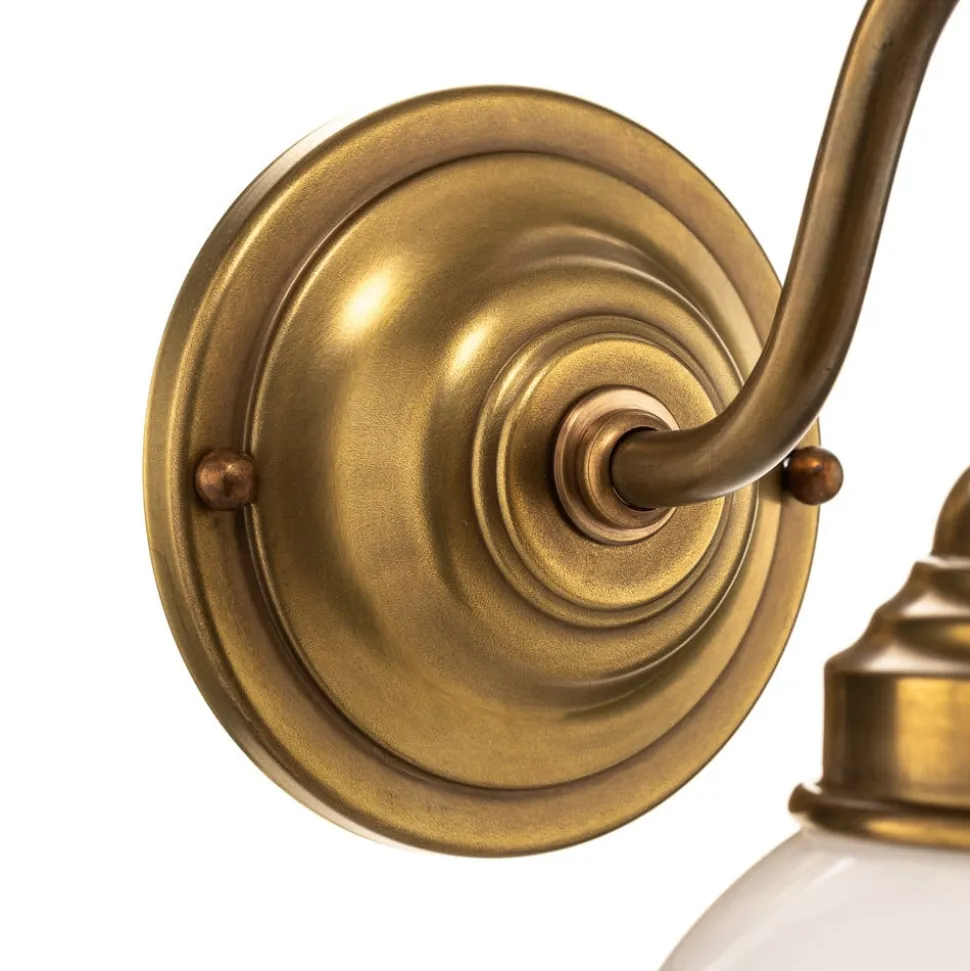 Væglampen Larry af messing