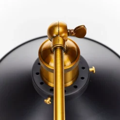 Viktor - en væglampe med et industrielt design